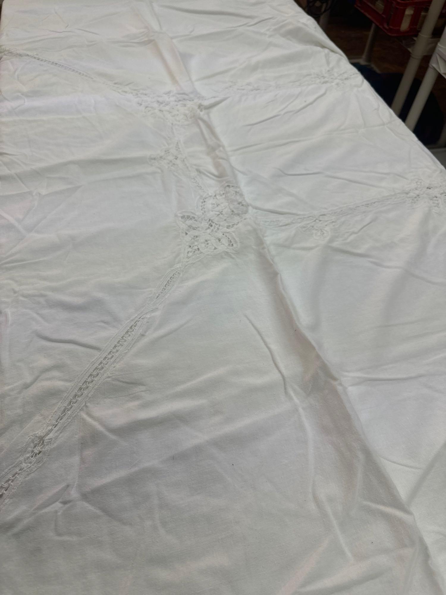 Vintage White With Lace Design Tablecloth and 12 Napkins