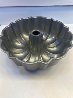 2 New Round Cake Pans/ Original Bundt Pan