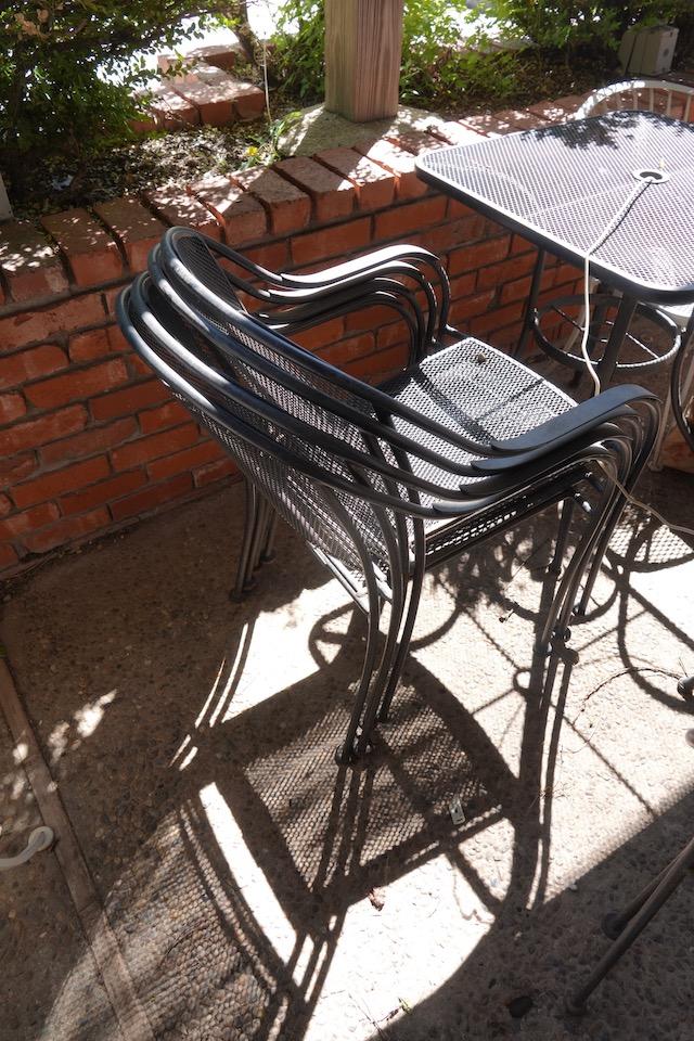 PATIO TABLE W/4 CHAIRS X1