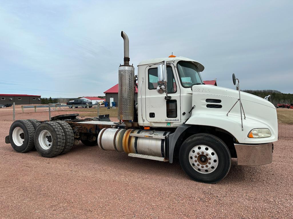 (TITLE) 2009 Mack CXU613 day cab truck tractor, tandem axle, Mack MP8 @ 338hp diesel engine, 10-spd