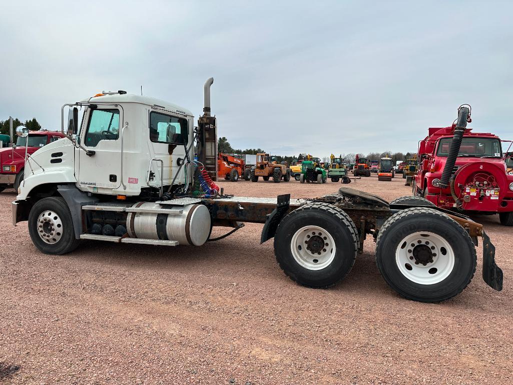 (TITLE) 2009 Mack CXU613 day cab truck tractor, tandem axle, Mack MP8 @ 338hp diesel engine, 10-spd