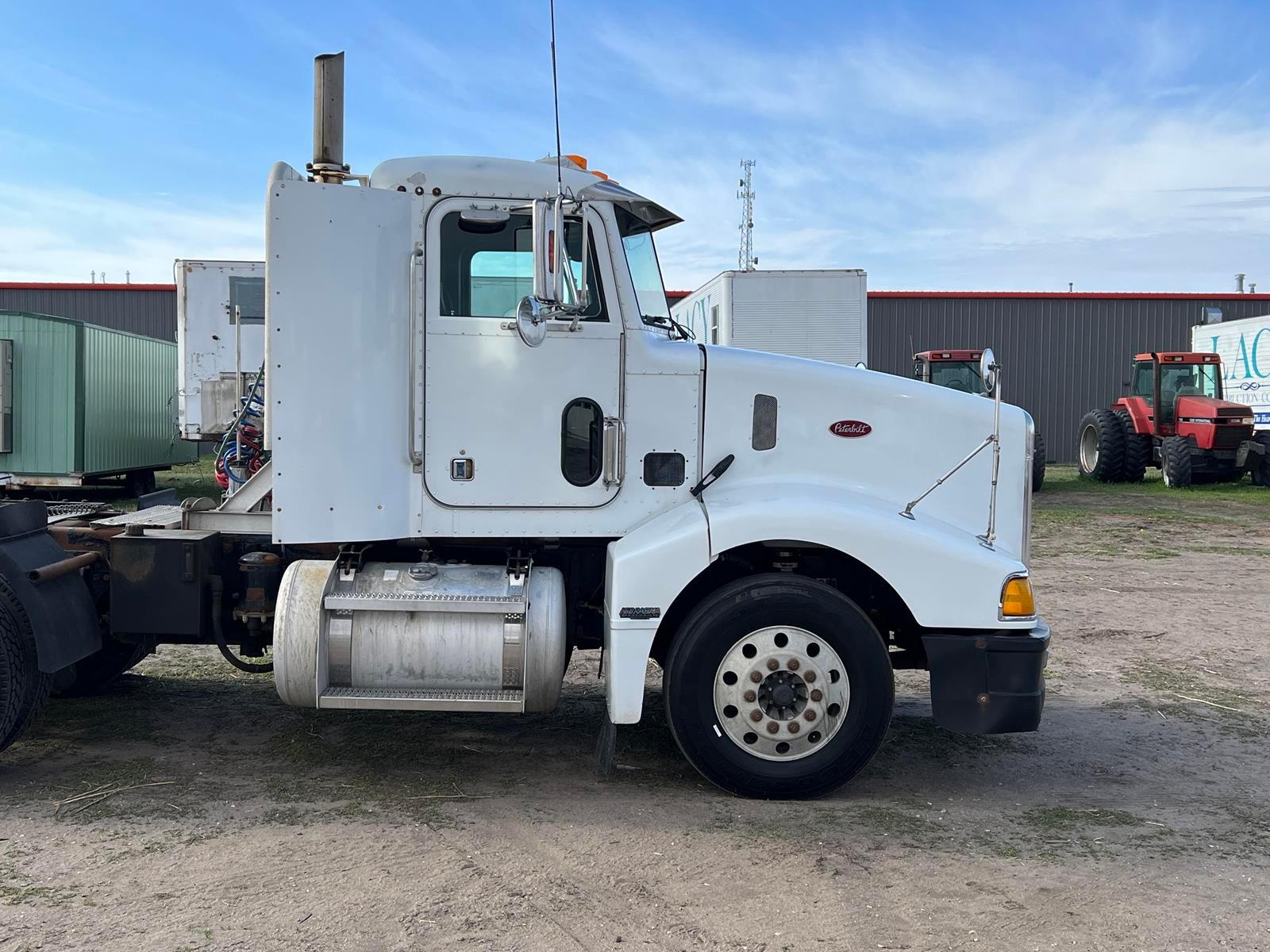 2002 Peterbilt 385 Day Cab Semi Truck - Diesel