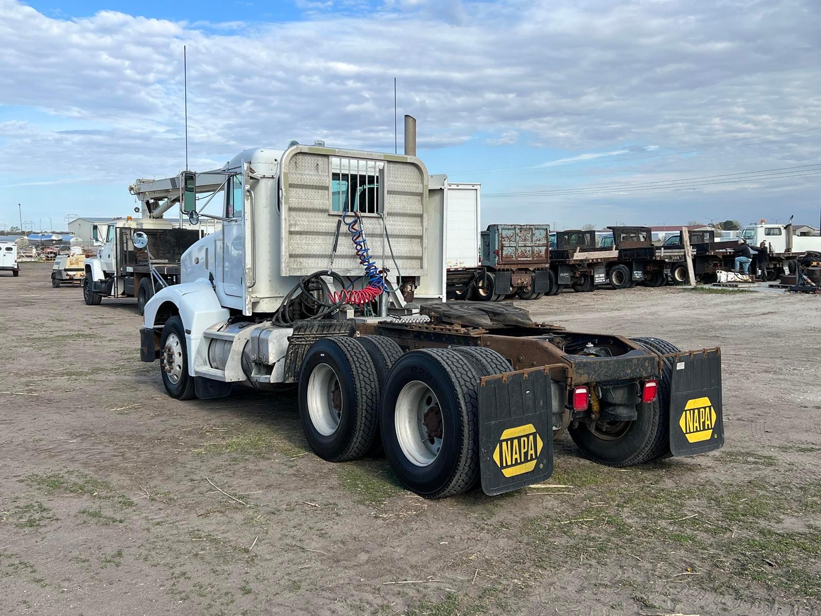 2002 Peterbilt 385 Day Cab Semi Truck - Diesel