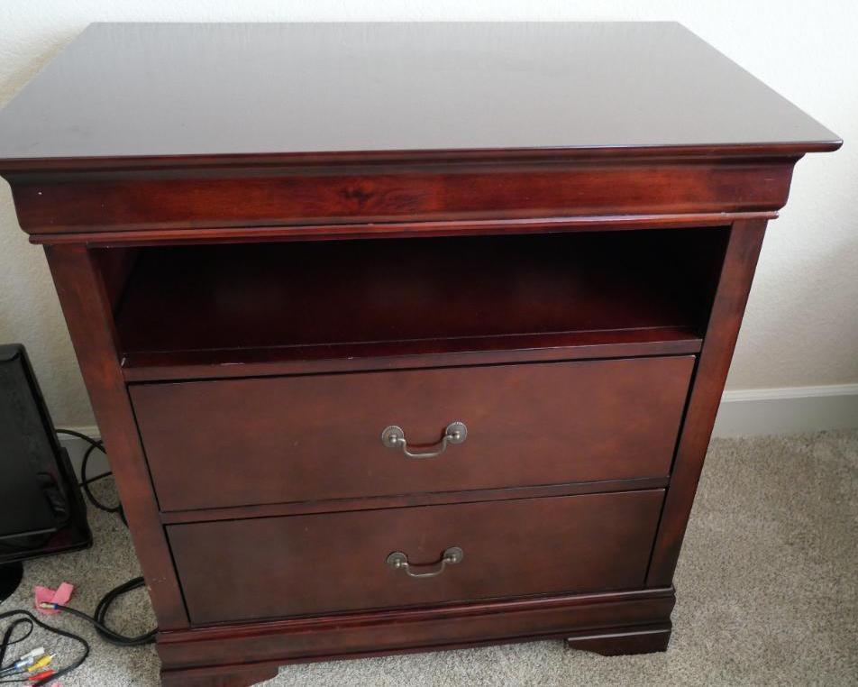 Very Nice Dark Wood Bedroom Set with Full size Sleigh Bed!