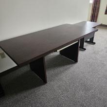 (2) desks